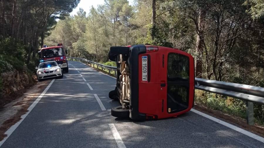 Imatge del vehicle bolcat a l'accident d'Alcover. Foto: M.S.B.