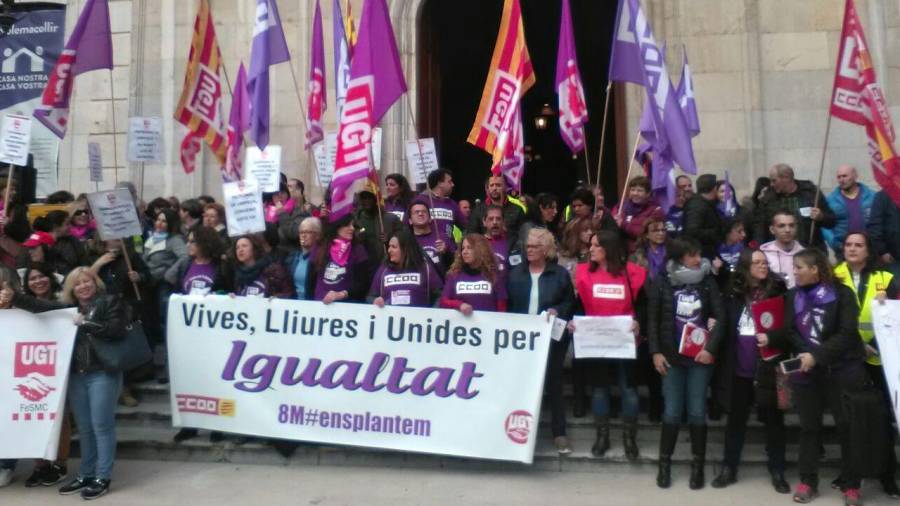 La concentración, en las escaleras del Ayuntamiento de Tarragona. FOTOS: Lluís Milián
