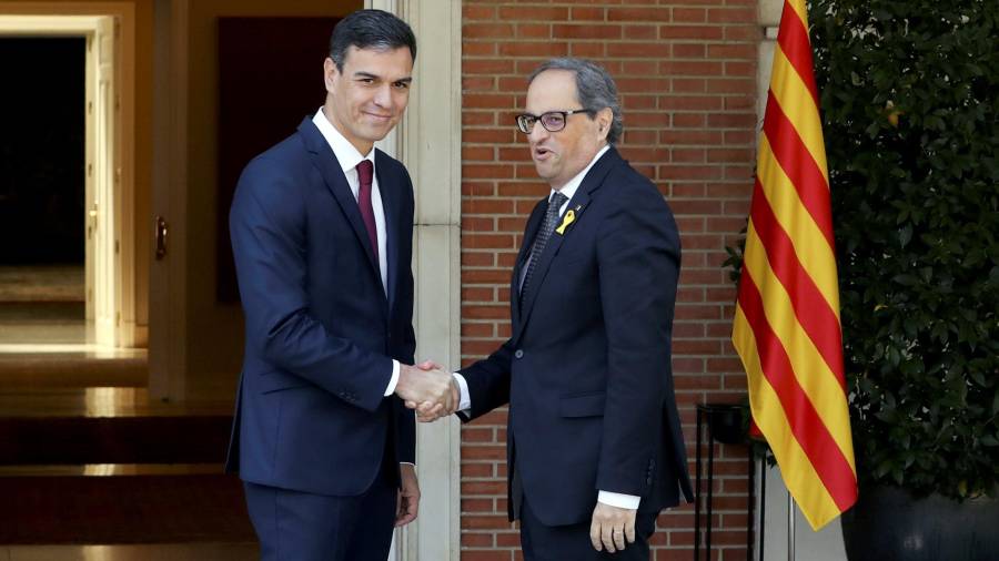 El presidente del gobierno Pedro Sánchez y el president de la Generalitat Quim Torra, se saludan antes de la reunión que ambos mantienen en el Palacio de La Moncloa en MadridEFE/Ballesteros
