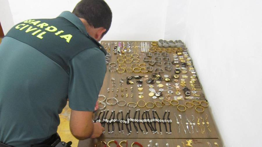 Las joyas, relojes y otros objetos decomisados en La Ràpita. FOTO: Guardia Civil