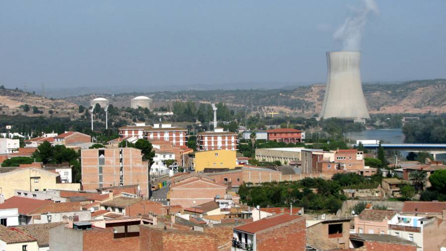 El municipi d'Ascó amb la xemeneia de la central nuclear al fons. FOTO: ACN