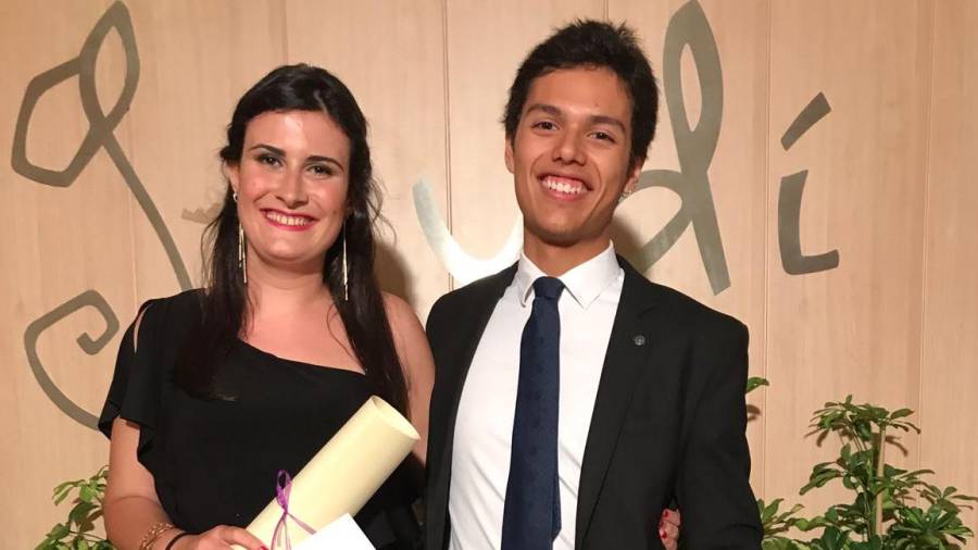 Alba Gutiérrez Francisco y Alexis T. Garita Martínez, tras recoger el premio en la ceremonia de graduación. Foto: Cedida