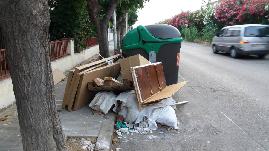 Las basuras en la calle son un problema en Calafell.