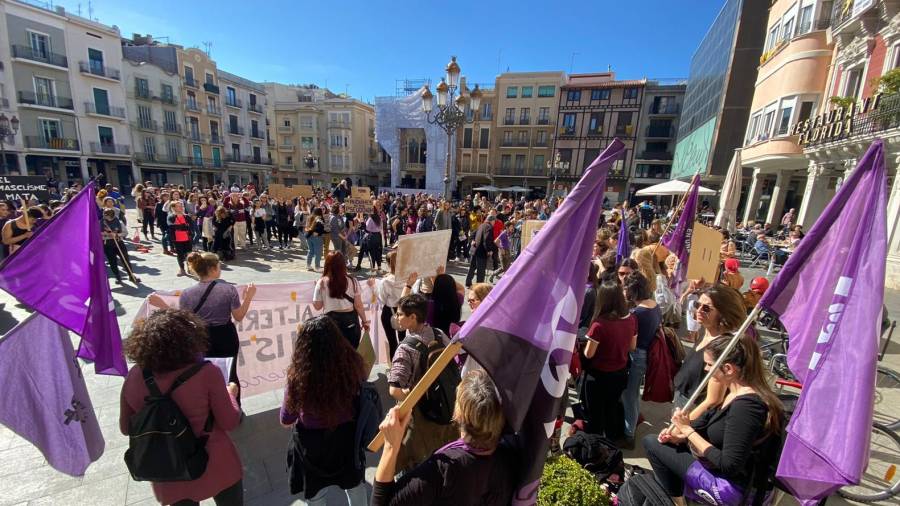 Imagen de la concentración de esta mañana en la plaza Mercadal de Reus. Foto: A. González