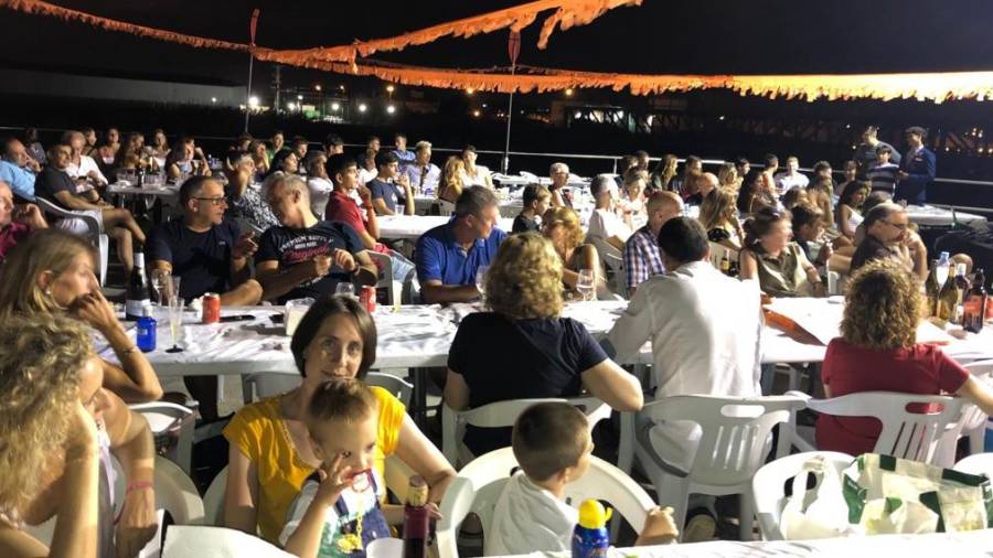Momento de la cena celebrada en el hangar junto al río. FOTO: RCNT
