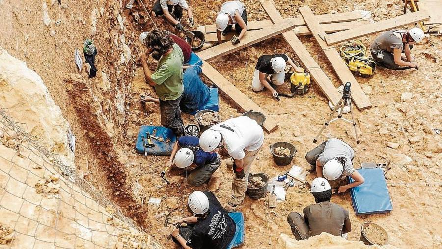 Un equipo de arqueólogos excavando en el yacimiento de Atapuerca. FOTO: EFE