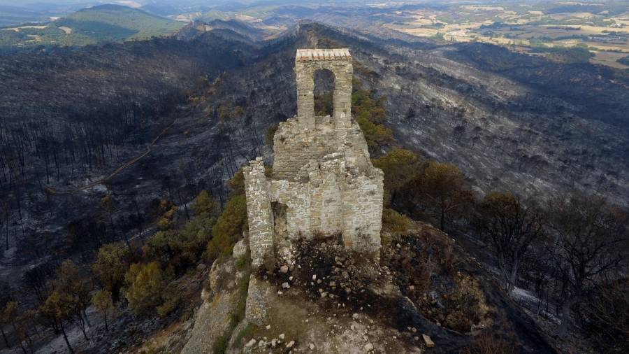Imatge aèria del castell de Queralt després de l’incendi. FOTO: QUIM VALLÈS