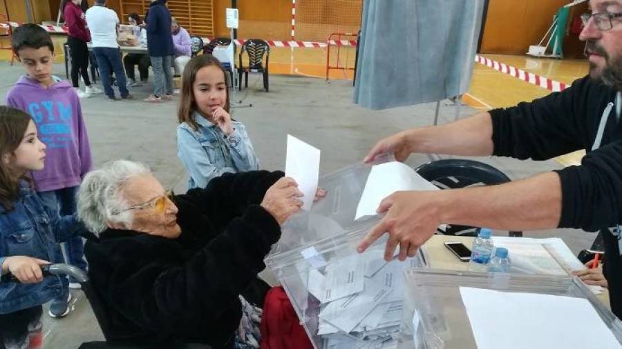 Amèlia Guardià deposita su voto en L'Arboç.