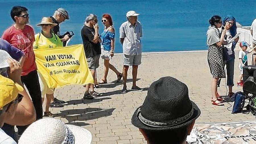 El acto reivindicativo contra la militarización reunió a los participantes en el Port de Tarragona FOTO: Paraules per la pau