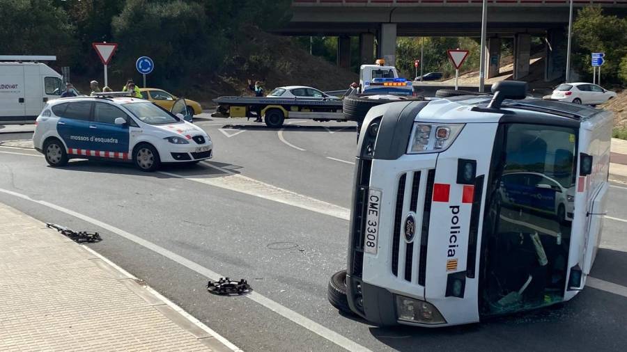 La furgoneta de Mossos volcada. Foto: Alfredo González