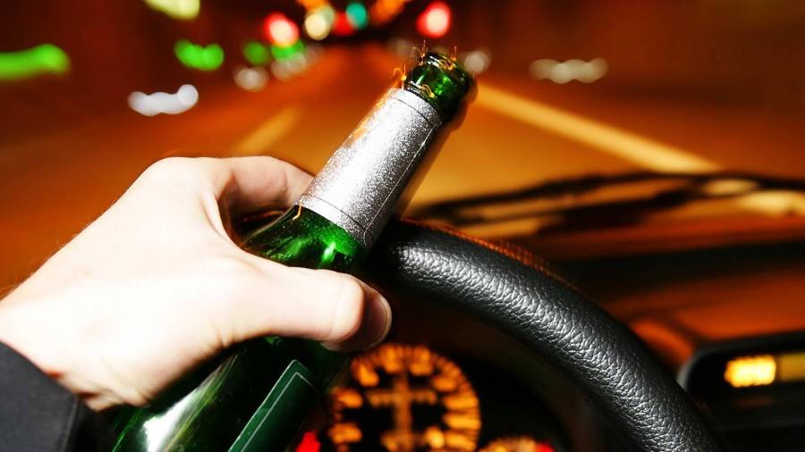 Un conductor con una bebida alcohólica al volante