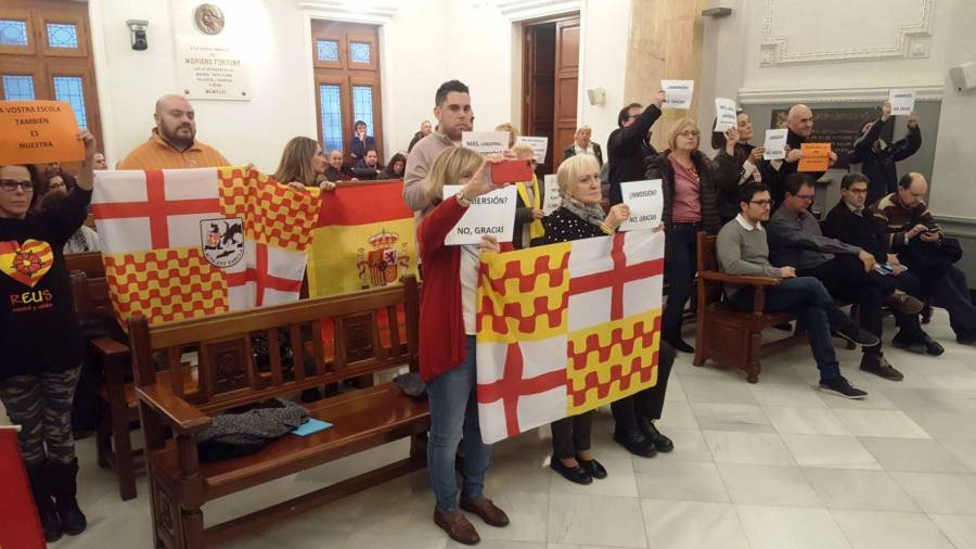 El pleno ha contado con una treintena de personas con banderas española y de Tabarnia. Foto: A.M.