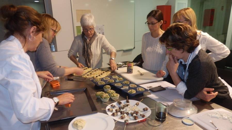Imatge d’arxiu d’un taller de cuina organitzat en un dels centres cívics de la ciutat. Foto: dt