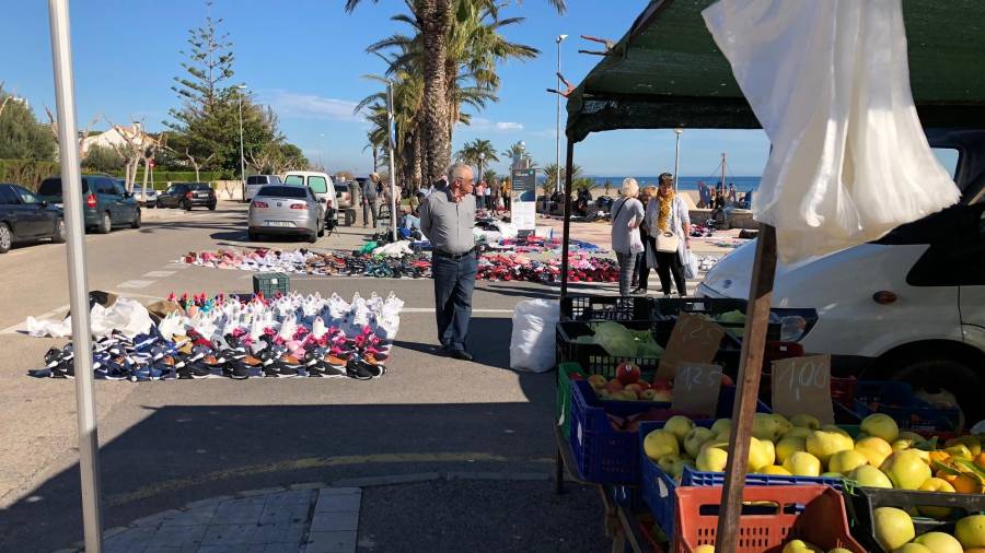 A la derecha, una parada de fruta y verdura, en uno de los extremos del mercado. Justo detrás empieza el mercadillo del ‘top manta’ FOTO: m. j.