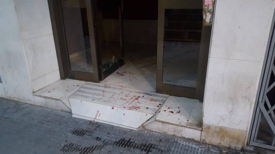 Las manchas de sangre de la agresión salpicaron el portal de la avenida Pere el Cerimoniós. FOTO: DT
