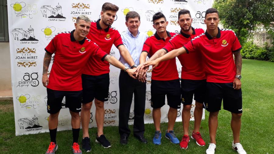 Los cinco nuevos fichajes posan junto a Josep Maria Andreu, presidente del Nàstic. Foto: Iñaki Delaurens