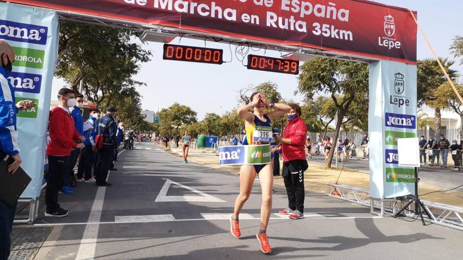 Júlia Suárez, cruzando la meta como vencedora. Foto: RFEA