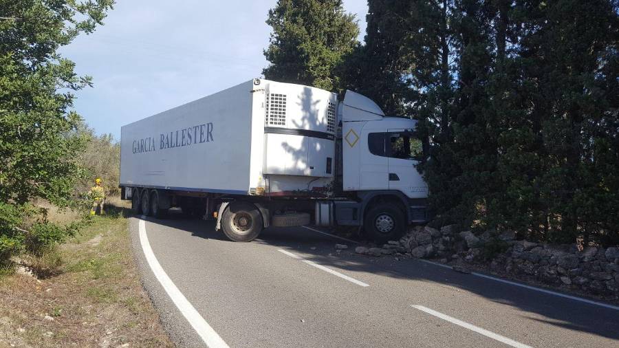 Estat en què ha quedat el camió després d'atropellar al ciclista. FOTO: DT