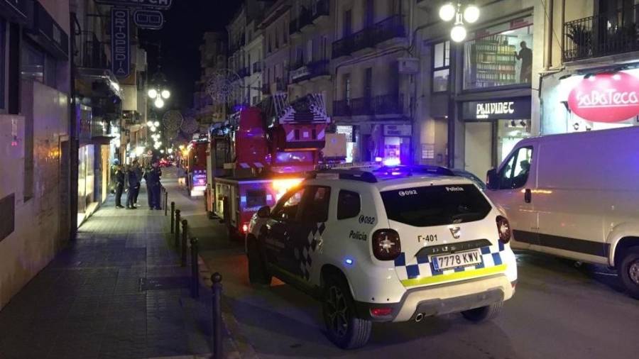 Los vehículos de emergencia esta noche en la calle Unió. Foto: Pere Ferré