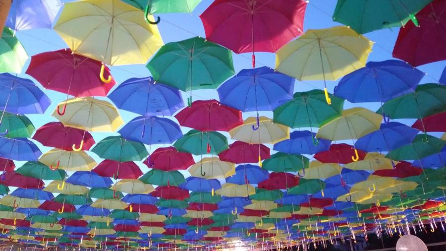 Los paraguas han servido para dar sombra en la plaza.