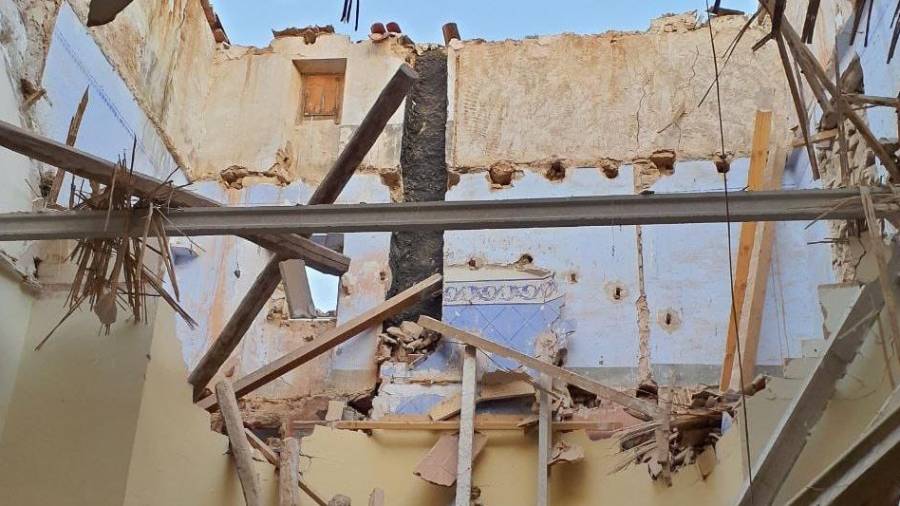 L’interior de l’església ha quedat ple de la runa de la teulada, que ha caigut tota. FOTO: cedida