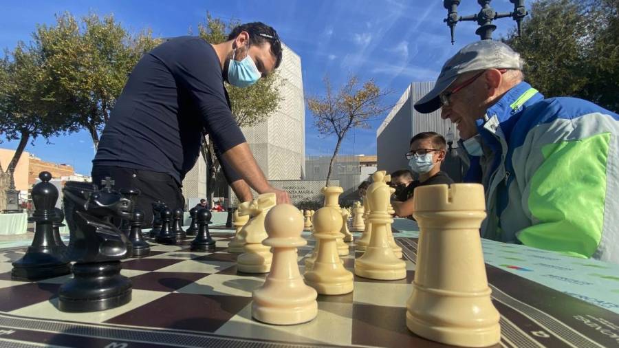 Instante de la simultánea de ayer en la céntrica plaza del barrio de Bonavista. FOTO: ALFREDO GONZÁLEZ