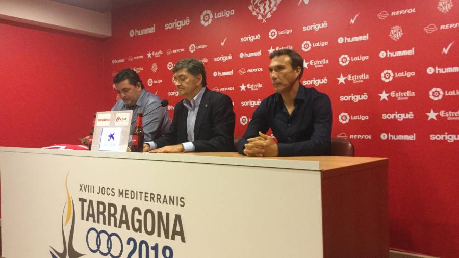 Emilio Viqueira, Josep Maria Andreu y Rodri en la presentación oficial del técnico. FOTO: JAL