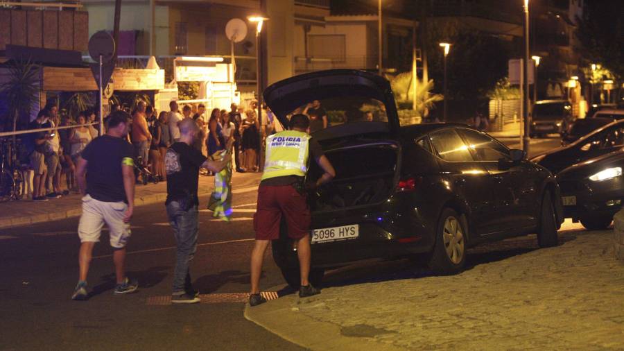Un policía inspecciona un coche en Cambrils, donde cuatro presuntos terroristas han sido abatidos. EFE