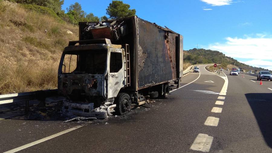 Estado en que ha quedado el camión quemado. Foto: Àngel Juanpere