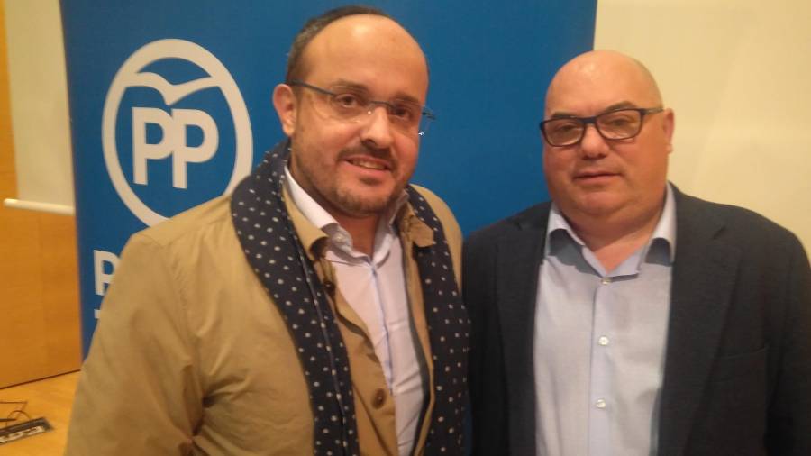 El president del partit, Alejandro Fernández, i el candidat, Jaime Serret. FOTO: Creixell