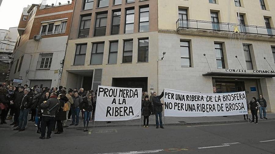 Un grup de persones van concentrar-se a l’exterior del Consell Comarcal per protestar en contra de l’abocador. FOTO: Joan Revillas