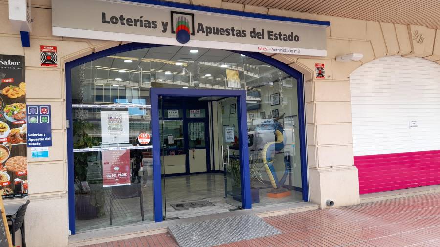 La Administración de Lotería número 3 de Salou, situada en a calle Barcelona.