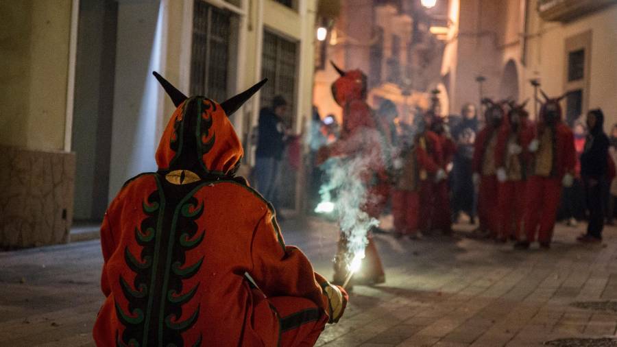 Els diables duen vestits ignífugs de lli pintats, estrenats l’any passat. FOTO: Sílvia Amador