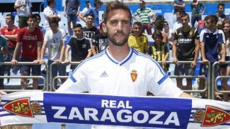 El lateral tarraconense posando con la bufanda del Zaragoza ante su nueva afici&oacute;n. Foto: Real Zaragoza.