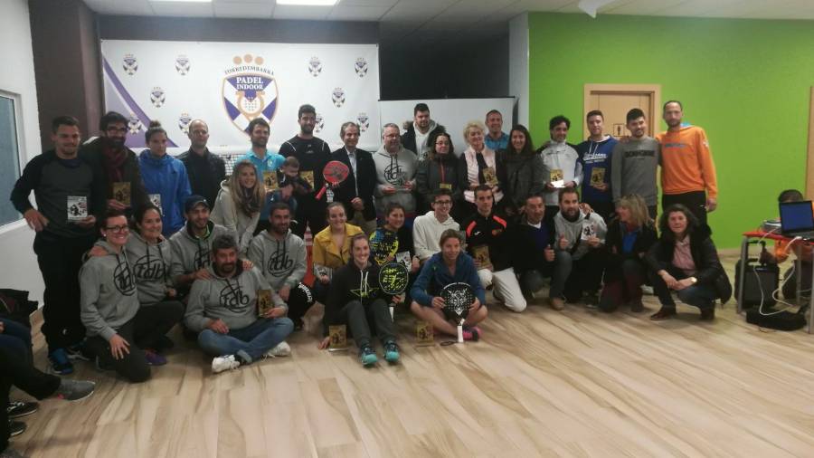 Campeones y finalistas, durante la entrega de trofeos. FOTO: Federació Catalana de Pàdel