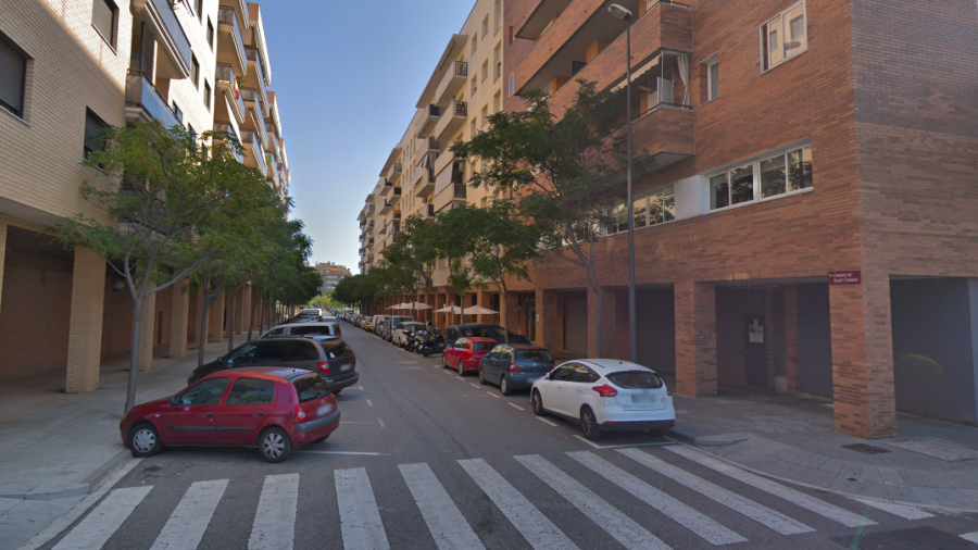 El conductor fue denunciado en la calle Josep Carner de Reus. FOTO: Google