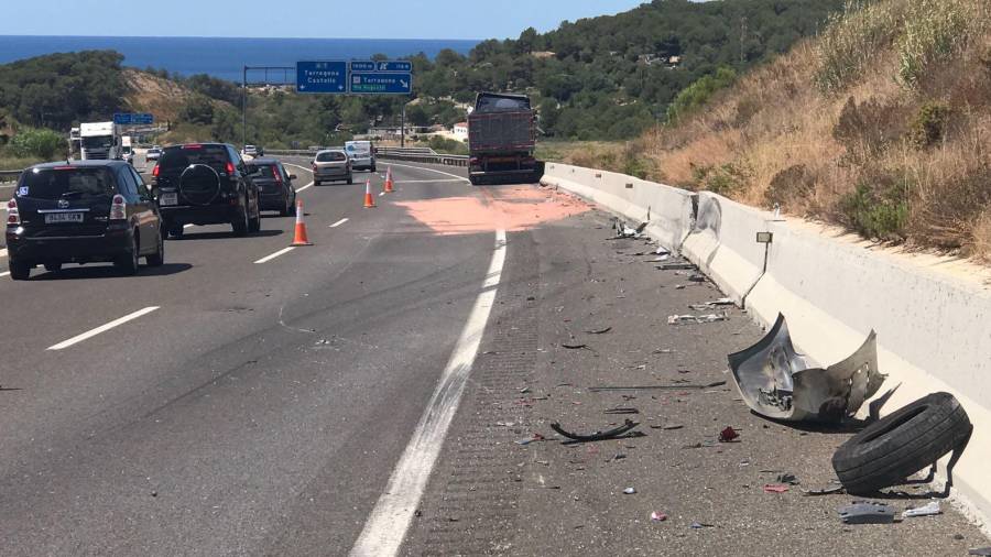 El camión afectado en el accidente de tráfico circulaba en sentido sur por la A-7 a la altura de Tarragona.