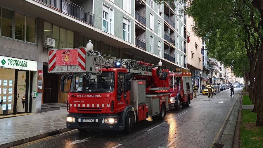 Els vehicles de bombers davant el bloc on havia la incidència. Foto: Pere Ferré