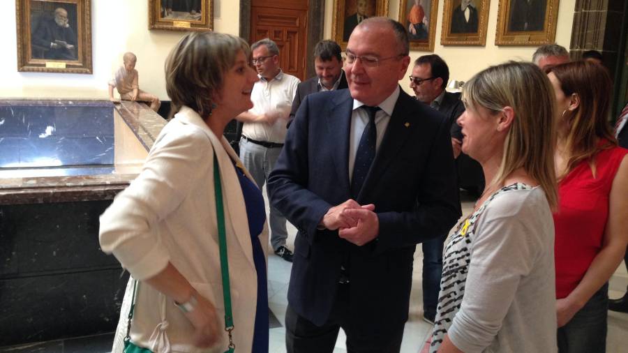 La Consellera de Salut, Alba Vergés, conversando con el alcalde de Reus, Carles Pellicer y la teniente de alcalde, Noemí Llauradó. FOTO: M.C