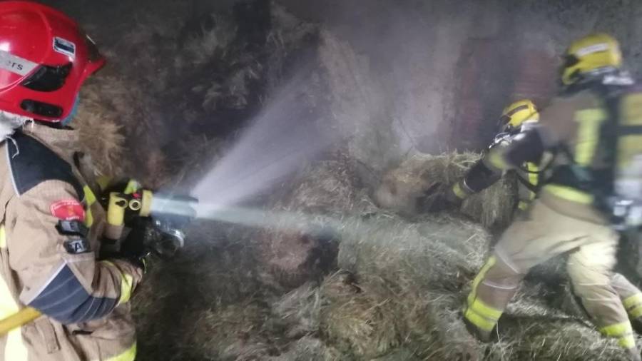 Imagen de archivo de un bombero apagando un incendio. FOTO: DT