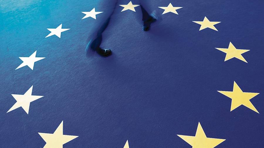 Un hombre camina en Berlín por una alfombra con el logo de Europa. FOTO: clemens bilan/efe