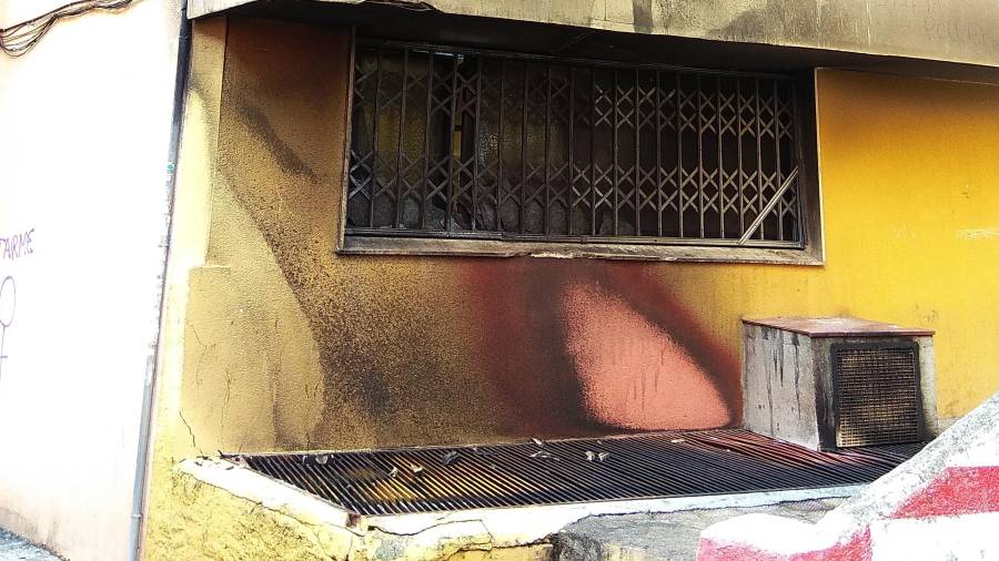 El humo y las altas temperaturas afectaron a la fachada de este inmueble de la calle Santa Joaquima de Vedruna. FOTO: Àngel Juanpere