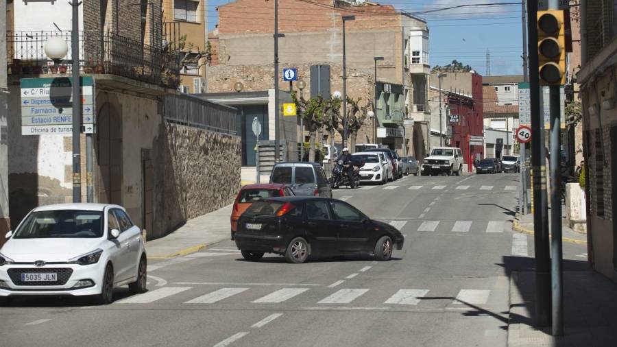 El trànsit es desvia per l'interior de la poblacó. Foto: Joan Revillas/DT