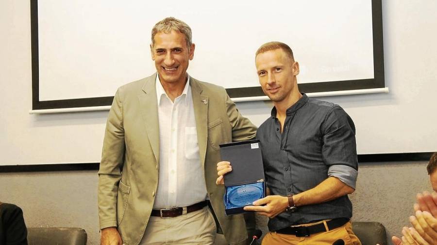 Manel Villarroya recibe el galardón en el Ayuntamiento de L’Aldea. FOTO: cedida