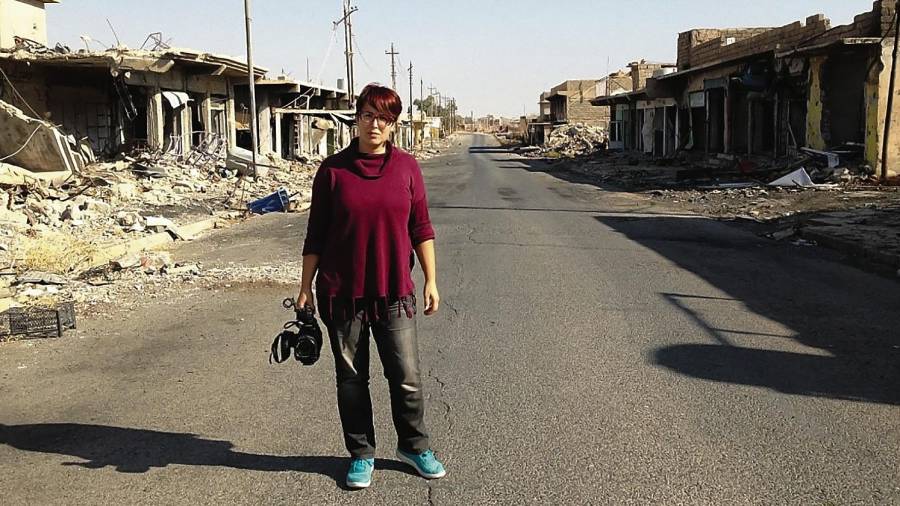 Imagen de la cineasta tarraconense en la ciudad de Sinjar, escenario clave de su próxima película. Foto: kaboga films
