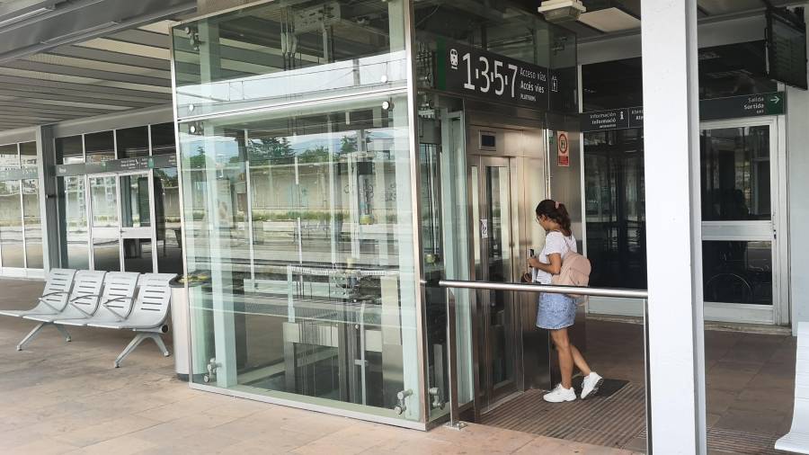 Una usuaria lee el cartel que indica que el ascensor que conecta con las vías del tren se encuentra fuera de servicio. FOTO: DT
