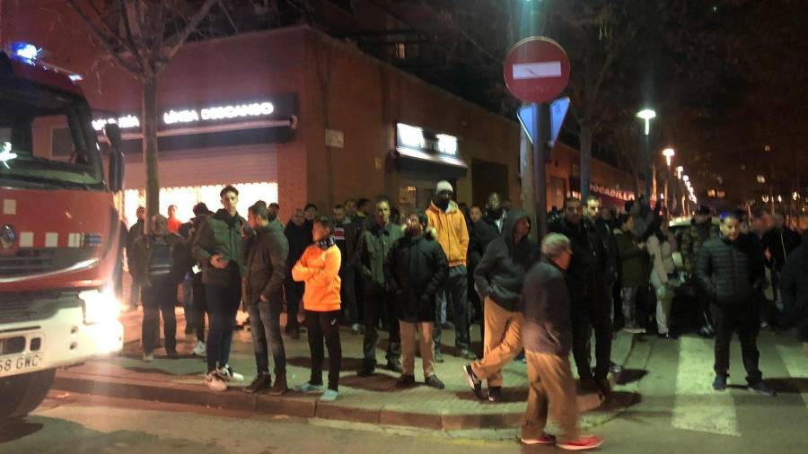 Expectación entre los vecinos de la plaza García Lorca de Torreforta.