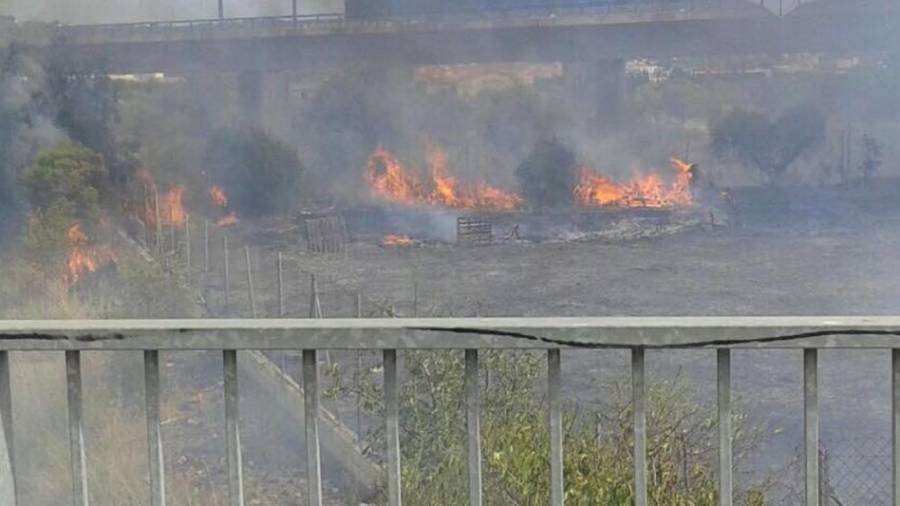 Las llamas han quemado diverso material. FOTO: Policía Local Vendrell