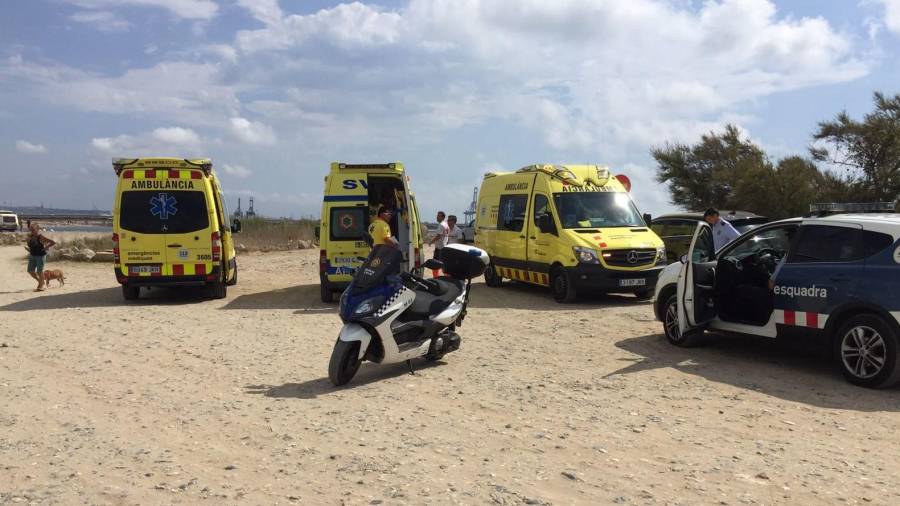 Vehículos sanitarios y de emergencia ayer en la playa de La Pineda para atender al paciente. Foto: dt