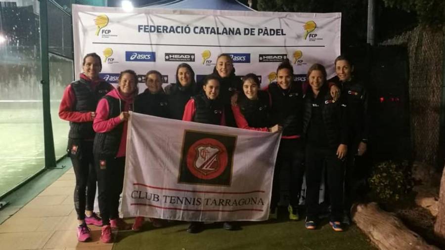 El equipo femenino del CT Tarragona se aseguró la permanencia anoche. FOTO: Cedida